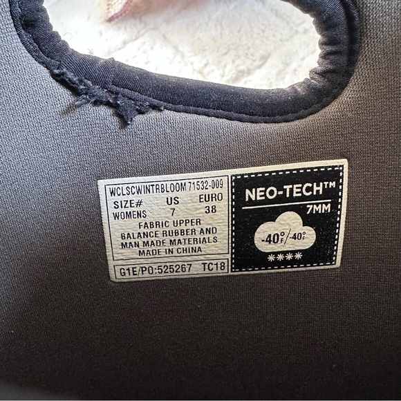 Bogs | Women's Classic Winter Blooms waterproof boots | Size 7 - Picture 7 of 7